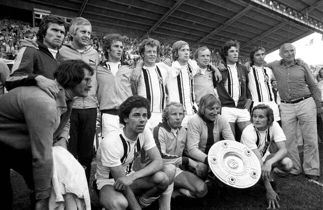 Fußball, Borussia Mönchengladbach, Deutscher Meister 1975 Borussia Mönchengladbach - Deutscher Meister 1975, hinten v. li.: Jupp Heynckes, Co-Trainer Karl-Heinz Drygalsky, Rainer Bonhof, Henning Jensen, Hans-Jürgen Wittkamp, Frank Schäffer, Dietmar Danner, Trainer Hennes Weisweiler; vorn: Hans Klinkhammer... Fußball 1. BL Herren Saison 1974 1975, Deutsche Meisterschaft, Deutscher, Meisterfeier, Sieger, Bremen - Gladbach 1:4 Totale Weserstadion Bremen Freude,