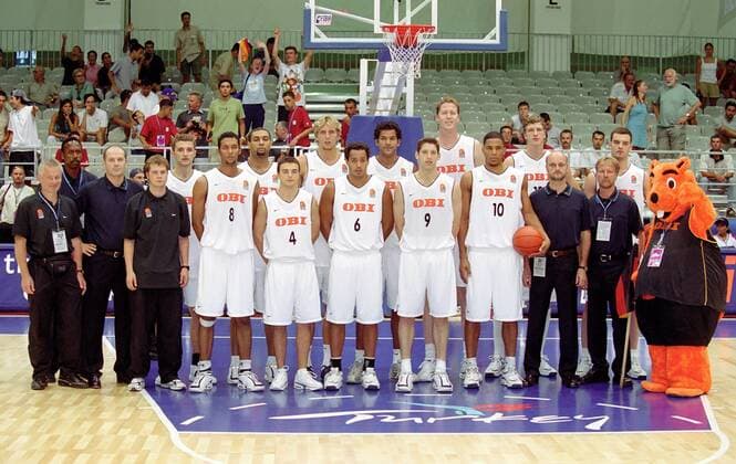 EuroBasket 2022, DBB, Historie, EM - Historie Mannschaftsfoto Deutschland, hi.R.v.li.: Mannschaftsarzt, Assistenztrainer Rolando Blackman und Burkhardt Prigge, Marko Pesic, Ademola Okulaja, Dirk Nowitzki, Stephen Arigbabu, Shawn Bradley, Patrick Femerling, Stipo Papic, vo.R.v.li: x, Stefano Garris Basketball EM Herren Eurobasket 2001, Europameisterschaft, Länderspiel, Nationalteam, Nationalmannschaft, Vneg Totale Anfa Expo Center Antalya