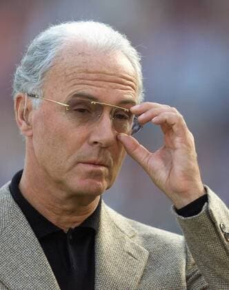 Präsident Franz Beckenbauer (Bayern) rückt sich die Brille zurecht Fußball 1. BL Herren Saison 2001 2002, München - FC Bayern München 1:5, Vdig Porträt Olympiastadion München
