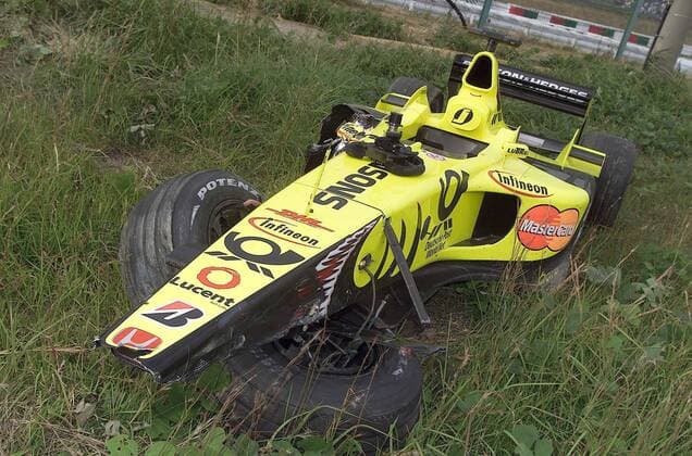 Der Bolide von J. Alesi (Frankreich Jordan-Honda) nach dem Crash Motorsport Grand Prix Herren Großer Preis von Japan 2001, Formel 1 Weltmeisterschaft, F1, F, WM, GP Einzelbild International Racing Course Suzuka