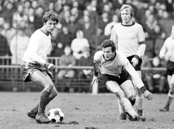 Theo Bücker (BVB, re.) im Duell mit Norbert Lücke (Oberhausen) Fußball 1. BL Herren Saison 1970 1971, Borussia Dortmund - Rot-Weiß Oberhausen 2:0, RW, RWO Gruppe Stadion Rote Erde Dortmund Dynamik,