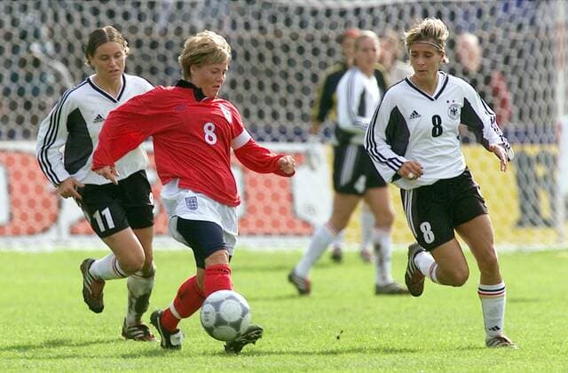 Tara Proctor (Mitte, England) gegen Sandra Smisek (re.) und Martina Müller (beide Deutschland) Fußball Länderspiel Damen WM-Qualifikation 2001, Frauen, Frauenfußball, Frauennationalmannschaft, Nationalteam Gruppe Auestadion Kassel Dynamik