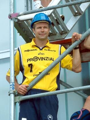 Bogdan Wenta (Flensburg) auf einem Baugerüst Handball 1. BL Herren Saison 2001 2002, SG Flensburg-Handewitt, Shooting, Fotoshooting, Fototermin, Vdia Einzelbild Flensburg