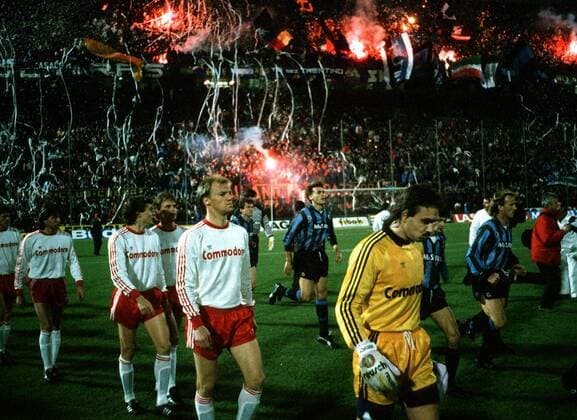 Eimarsch der Mannschaften - vorn Torwart Raimond Aumann und Hans Pflügler (beide Bayern) Fußball EC 3 Herren UEFA-Pokal 1988 1989, Cup, Europapokal, Europacup, Internazionale Mailand - FC Bayern München 1:3 Totale Giuseppe Meazza, San Siro Mailand