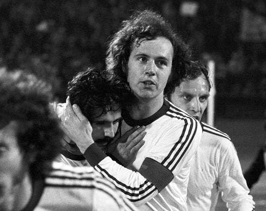 Franz Beckenbauer (re.) umarmt Gerd Müller (beide Bayern) Fußball EC 1 Herren Europapokal der Landesmeister 1973 1974, Europacup, Finale, Endspiel Gruppe Heysel Stadion Brüssel Harmonie, Kameradschaft, Freude,