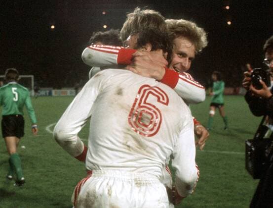 Schlussjubel Bayern, u.a. Karl-Heinz Rummenigge (re.) und Franz Roth (vorn) Fußball EC 1 Herren Europapokal der Landesmeister 1975 1976, Europacup, Finale, Endspiel Gruppe Hampden Park Glasgow Harmonie, Glück, Freude, Kameradschaft,