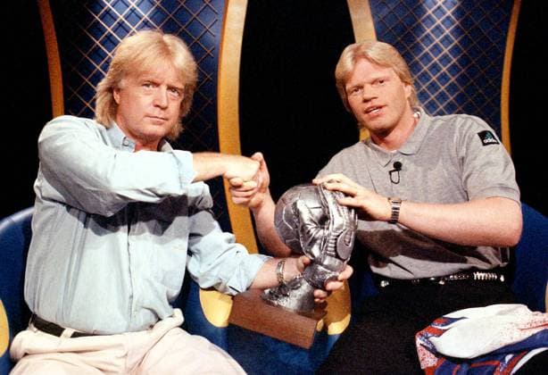 Trainer Winfried Schäfer (KSC, li.) gratuliert dem Torhüter des Jahres 1993 1994 Oliver Kahn (Bayern) Fußball 1. BL Herren Saison 1994 1995, Karlsruhe, Karlsruher SC, FC Bayern München Gruppe Harmonie,