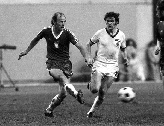 Grzegorz Lato (Polen, li.) im Duell mit Wolfram Löwe (DDR) Fußball OS Sommer Herren Olympische Sommerspiele 1976, Olympia, Olympiade, Spiele, Länderspiel, Finale, Endspiel Gruppe Montreal Dynamik,