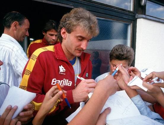 Rudi Völler (AS Roma) verteilt Autogramme Fußball Herren Serie A 1987 1988, 1. Italienische Liga Einzelbild Rom