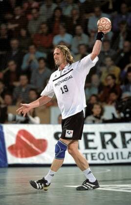 Staffan Olsson (Kiel) - Abspiel Handball 1. BL Herren Saison 2001 2002, THW Kiel, Vdia Einzelbild Ostseehalle Kiel Dynamik,