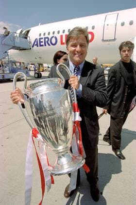 Pressechef Markus Hörwick (Bayern) mit der Trophäe Fußball EC 1 Herren Champions League 2000 2001, Sieg, Sieger, Europacupsieger, FC Bayern München Einzelbild München Freude,