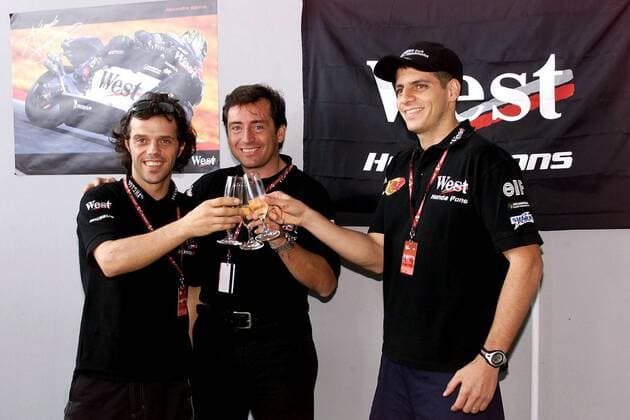 Alex Barros (Brasilien, re.) feiert seinen Geburtstag mit Loris Capirossi (Italien, li.) und Teamchef Alfonso Sito Pons (Spanien, alle Honda) Motorsport WM Herren Weltmeisterschaft 2001, Motorrad, Motorradrennen, Motorradrennsport, Motorradsport, Vdig Gruppe International Circuit Sepang Kuala Lumpur Freude,