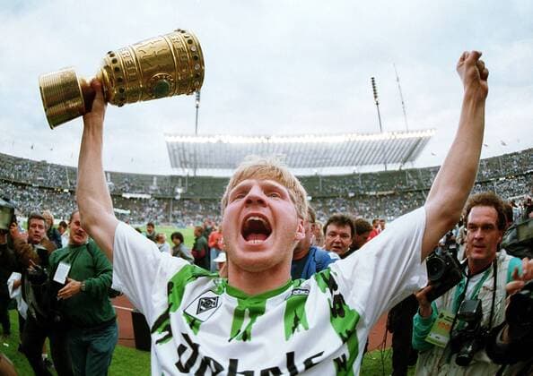 Stefan Effenberg (Gladbach) mit dem DFB-Pokal Fußball 1. BL Herren Pokalfinale 1994 1995, Pokalspiel, Finale, Endspiel, Pokalendspiel, Borussia Mönchengladbach Einzelbild Olympiastadion Berlin Glück, Freude, Begeisterung,