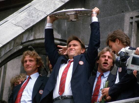 Fußball, FC Bayern München, Deutscher Meister 1985 Klaus Augenthaler präsentiert die Meisterschale, daneben Wolfgang Dremmler (li.), Raimond Aumann (re.) und Holger Willmer (alle Bayern) Fußball 1. BL Herren Saison 1984 1985, FC Bayern München, Deutscher Meister, Deutsche Meisterschaft, Sieg, Sieger Gruppe Marienplatz München Freude,