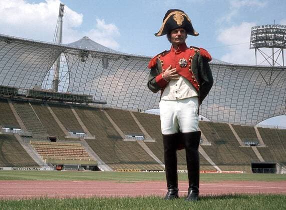 Trainer Dettmar Cramer (Bayern) posiert als Napoleon Bonaparte im Olympiastadion Fußball 1. BL Herren Saison 1974 1975, FC Bayern München, Shooting, Fotoshooting, Fototermin, Totale Detmar München Komik,