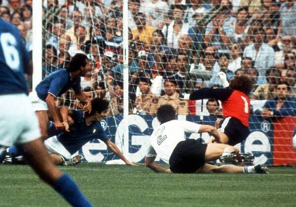 Paolo Rossi (Italien, 2. v. li.) schießt das Tor zum 1:0, Torwart Harald - Toni - Schumacher und Hans-Peter Briegel (beide BR Deutschland) sind geschlagen Fußball WM Herren Weltmeisterschaft 1982, Finale, Endspiel, Länderspiel, Nationalmannschaft, Nationalteam Totale Estadio Santiago Bernabeu Madrid Dynamik,