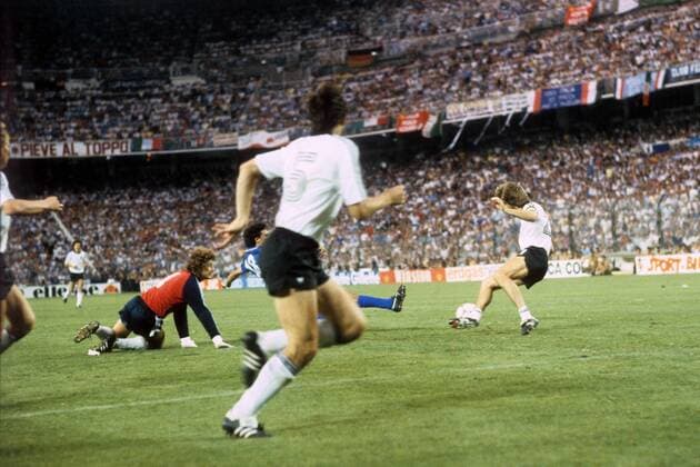 Alessandro Altobelli (Italien) schießt das Tor zum 3:0, Torwart Harald Schumacher und Manfred Kaltz (beide BR Deutschland) Fußball WM Herren Weltmeisterschaft 1982, Finale, Endspiel, Länderspiel, Nationalmannschaft, Nationalteam Gruppe Estadio Santiago Bernabeu Madrid