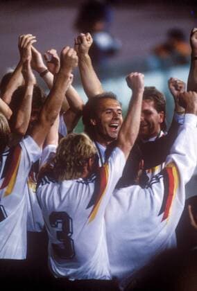 DFB-Teamchef Franz Beckenbauer im Kreise seiner Spieler - Deutschland ist Weltmeister! Fußball WM Herren Weltmeisterschaft 1990, Länderspiel, Finale, Endspiel, Nationalmannschaft, Nationalteam Gruppe Stadio Olimpico, Olympiastadion Rom Glück, Harmonie, Freude, Begeisterung