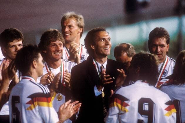 DFB-Teamchef Franz Beckenbauer im Kreise seiner Spieler, hinten v. li.: Andreas Möller, Frank Mill, Hans Pflügler und Te Andreas Köpke (alle BR Deutschland) Fußball WM Herren Weltmeisterschaft 1990, Länderspiel, Finale, Endspiel, Nationalmannschaft, Nationalteam Gruppe Stadio Olimpico, Olympiastadion Rom Harmonie, Glück, Freude,