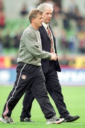 Trainer Klaus Toppmöller (re.) mit Co-Trainer Peter Hermann (beide Leverkusen) Fußball 1. BL Herren Saison 2001 2002, Bayer 04 Leverkusen Gruppe BayArena Leverkusen