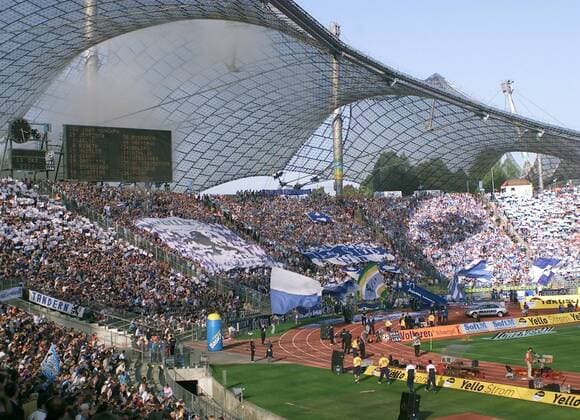 1860-Fans im Olympiastadion-München Fußball 1. BL Herren Saison 2001 2002 TSV 1860 München Totale Olympiastadion München Masse Begeisterung,