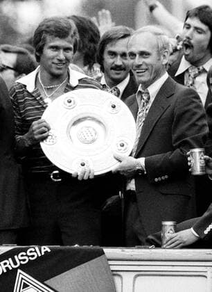 Fußball, Borussia Mönchengladbach, Deutscher Meister 1976 Trainer Udo Lattek (re.) und Jupp Heynckes mit der Schale - Borussia Mönchengladbach ist Deutscher Meister 1976 Fußball 1. BL Herren Saison 1975 1976, Gladbach, Deutsche Meisterschaft, Meisterfeier, Sieg, Sieger Gruppe Mönchengladbach Freude,