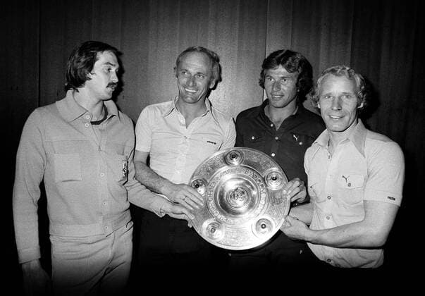 Fußball, Borussia Mönchengladbach, Deutscher Meister 1977 V. re.: Berti Vogts, Jupp Heynckes, Trainer Udo Lattek und Uli Stielike mit der Schale - Borussia Mönchengladbach ist Deutscher Meister 1977 Fußball 1. BL Herren Saison 1976 1977, Gladbach, Deutsche Meisterschaft, Meisterfeier, Sieg, Sieger Gruppe Mönchengladbach Freude,