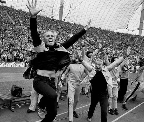 Fußball, Borussia Mönchengladbach, Deutscher Meister 1977 Trainer Udo Lattek jubelt - Borussia Mönchengladbach ist Deutscher Meister 1977 Fußball 1. BL Herren Saison 1976 1977, München - Gladbach 2:2, Deutsche Meisterschaft, Sieg, Sieger Gruppe Olympiastadion München Freude, Begeisterung,