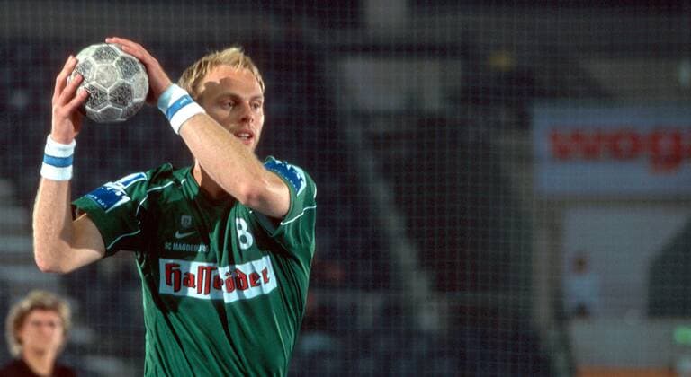 Olafur Stefansson (SCM) am Ball Handball 1. BL Herren Bundesligacup 2001 (2002), Ligacup, Liga Cup, SC Magdeburg Einzelbild VW-Halle Braunschweig