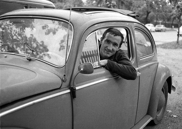 Rainer Ohlhauser (Bayern) in seinem VW-Käfer Fußball 1. BL Herren Saison 1968 1969, Shooting, Fotoshooting, Fototermin, Fotostory, Homestory, FC Bayern München Einzelbild