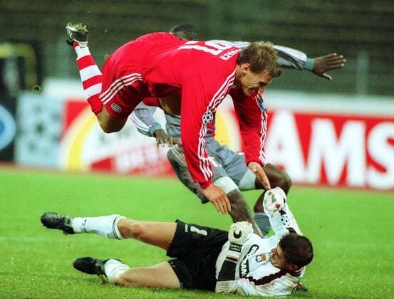 Alexander Zickler (Bayern) hebt im Duell mit Grégory Coupet (Lyon) ab Fußball EC 1 Herren Champions League 2000 2001, FC Bayern München - Olympique Lyonnais 1:0 Gruppe Olympiastadion München Dynamik, Kampf, Höhe