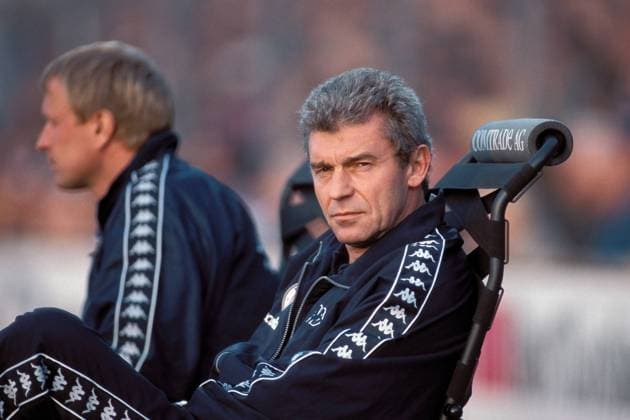 Trainer Dietmar Demuth (vorn, St. Pauli) Fußball 1. BL Herren Saison 2001 2002, St.Pauli Einzelbild Stadion am Millerntor Hamburg