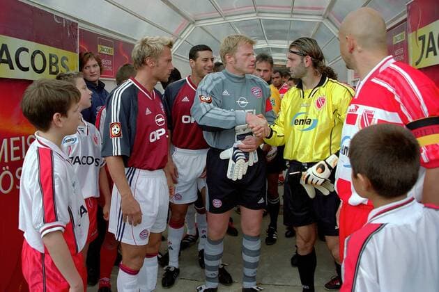 Torwart Oliver Kahn (Mitte, Bayern) und Torwart Tomislav Piplica (2.v.re.,Cottbus) - Shakehands, Torsten Fink (li.), Pizarro (2.v.li., beide Bayern) und Vasile Miriuta (Cottbus) schauen zu Fußball 1. BL Herren Saison 2001 2002, FC Energie Cottbus - FC Bayern München 0:3, Vneg Gruppe Stadion der Freundschaft Cottbus
