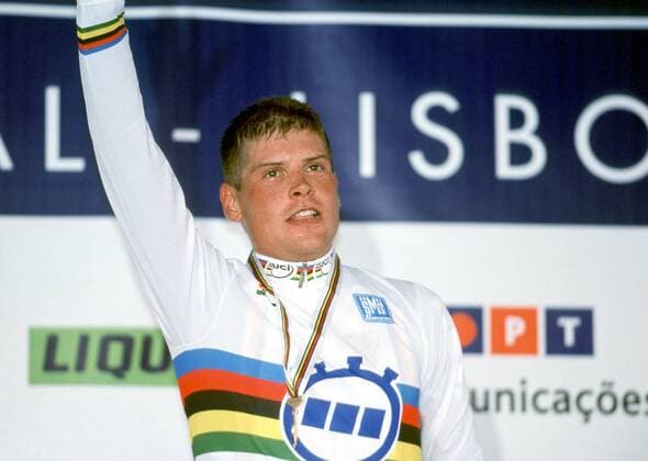 Jan Ullrich (Deutschland Team Deutsche Telekom) - Siegerehrung Radsport WM Herren Zeitfahr-Weltmeisterschaft 2001, Radrennsport, Straßenradsport, Straßenradrennsport, Radrennen Einzelbild Regenbogentrikot, Lissabon Freude