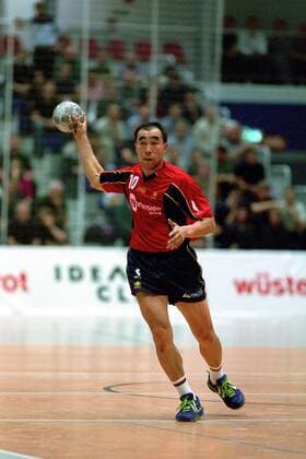 Talant Duishebaew (Spanien) am Ball Handball Länderspiel Herren Supercup 2001, Super Cup, Nationalmannschaft, Nationalteam, Nationaltrikot Einzelbild Mehrzweckhalle Bodenbacher Straße Dresden