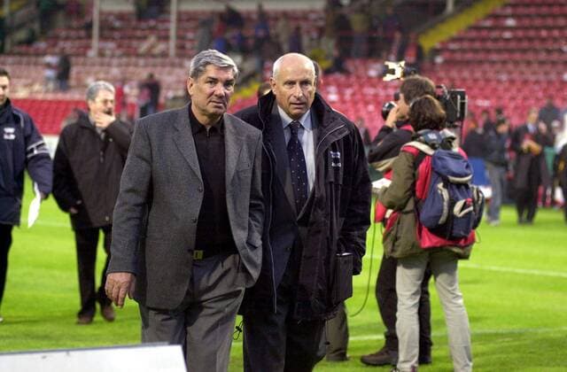 Manager Klaus Stabach (li.) und Präsident Dieter Krein (beide Cottbus) Fußball 1. BL Herren Saison 2001 2002, Energie Cottbus Gruppe Stadion der Freundschaft Cottbus Enttäuschung, Nachdenklichkeit, Skepsis,