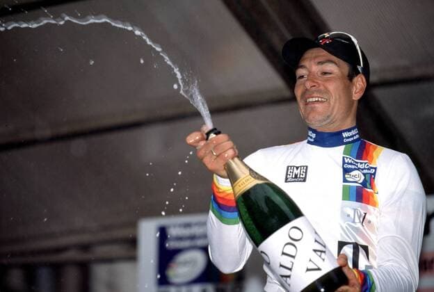 Sieger Erik Zabel (Deutschland Team Deutsche Telekom) bejubelt seinen Sieg bei Mailand - San Remo 2001 Radsport Herren Radklassiker Mailand - San Remo 2001, Radrennsport, Straßenradsport, Straßenradrennsport, Radrennen Einzelbild San Remo Dynamik, Freude,