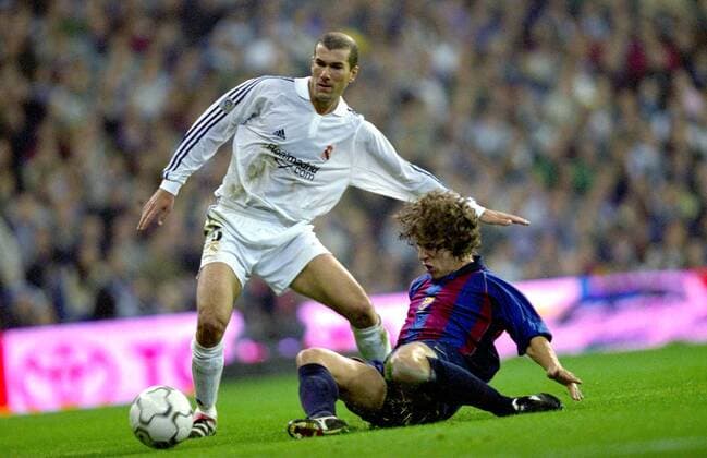Zinedine Zidane (li., Real) gegen Carlos Puyol (Barca) Fußball Herren Primera Division 2001 2002, 1. Spanische Liga, Real Madrid - FC Barcelona 2:0, Vneg Gruppe Estadio Santiago Bernabeu Madrid Dynamik,  