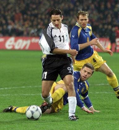 Oliver Neuville (Deutschland, li.) gegen Oleg Luzhny (Ukraine) Fußball Länderspiel Herren WM-Qualifikation 2001, Weltmeisterschaftsqualifikation, Relegation, Relegationsspiel Gruppe Westfalenstadion Dortmund Dynamik,