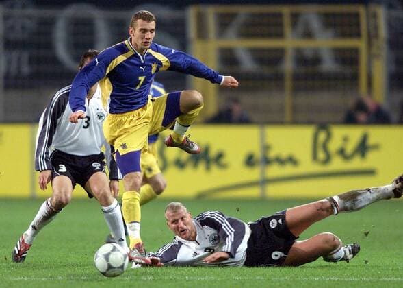 Carsten Jancker (Deutschland, re.) gegen Andrej Schewtschenko (Ukraine) Fußball Länderspiel Herren WM-Qualifikation 2001, Weltmeisterschaftsqualifikation, Relegation, Relegationsspiel, Shevtchenko Gruppe Westfalenstadion, Schevschenko, Schevtchenko Dortmund, Chevtchenko, Chewtchenko, Shevchenko Dynamik, Kampf,