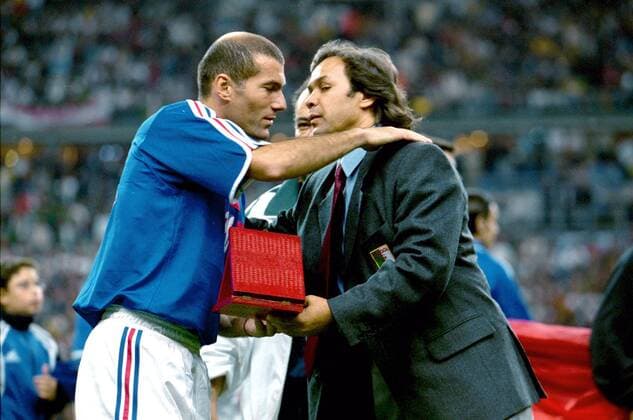 Trainer Rabah Madjer (Algerien) und Zinedine Zidane (li., Frankreich) Fußball Länderspiel Herren Freundschaftsspiel 2001, Nationalmannschaft, Nationalteam, Nationaltrikot, Vneg Gruppe Stade de France Paris  