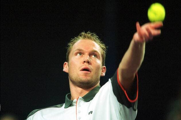 Rainer Schüttler (Deutschland) - Aufschlag Tennis Herren Stuttgart Masters Series 2001, ATP-Tour, Halle, Indoor, Hallentennis, Hallenturnier, Vneg Einzelbild Hanns-Martin-Schleyer-Halle Stuttgart Konzentration,