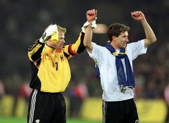 Torwart Oliver Kahn (li.) und Frank Baumann (beide Deutschland) - Schlußjubel Fußball Länderspiel Herren WM-Qualifikation 2001, Weltmeisterschaftsqualifikation, Deutschland - Ukraine 4:1 Gruppe Westfalenstadion Dortmund Freude,