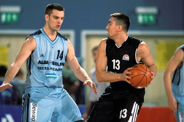 Dejan Milojevic (Podgorica, re.) gegen Stipo Papic (ALBA) Basketball Herren 13. Domreitercup 2001 2002, ALBA Berlin - Buducnost Podgorica (Jugoslawien) 76:58 Gruppe Bamberg FORUM Bamberg