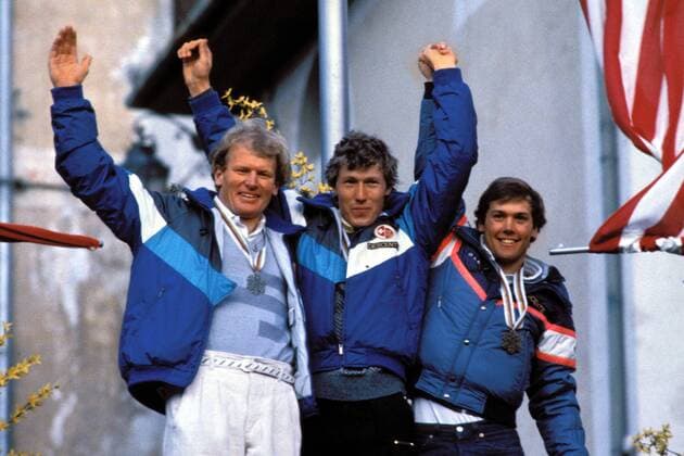 V. li.: Peter Müller, Weltmeister Pirmin Zurbriggen (beide Schweiz) und Doug Lewis (USA) - Siegerehrung Alpiner Skilauf WM Damen Weltmeisterschaft 1985, Skisport, Ski-Alpin, Abfahrt Gruppe Bormio Glück, Freude,