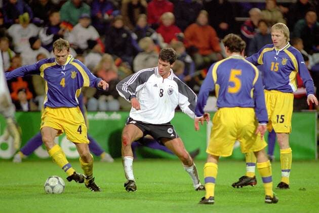 Michael Ballack (Deutschland, 2. v. li.) gegen Alexander Golovko (Ukraine) Fußball Länderspiel Herren WM-Qualifikation 2001, Weltmeisterschaftsqualifikation, Relegation, Relegationsspiel Gruppe Westfalenstadion Dortmund Dynamik,