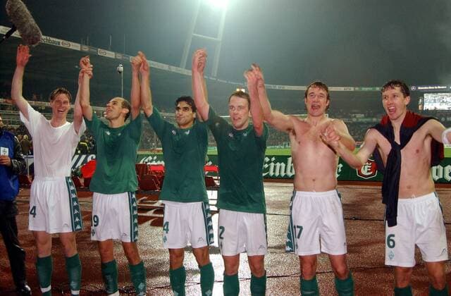 Schlußjubel Bremen, v.re.: Frank Baumann, Marco Bode, Fabian Ernst, Paul Stalteri, Victor Skripnik und Tim Borowski (alle Bremen) Fußball 1. BL Herren Saison 2001 2002, SV Werder Bremen - FC Bayern München 1:0, Vdig Gruppe Weserstadion Bremen Begeisterung, Freude,