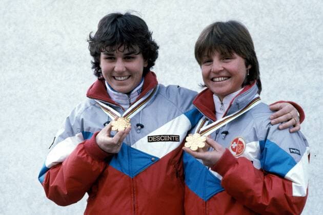 Michela Figini (li.) und Erika Hess (beide Schweiz) präsentieren stolz ihre Goldmedaillen Alpiner Skilauf WM Damen Weltmeisterschaft 1985, Ski Alpin, Skisport, Abfahrt, Slalom, Vdia Gruppe Bormio Freude,