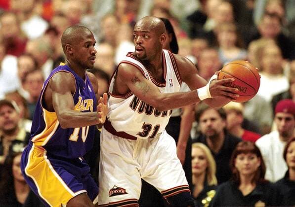 Nick van Exel (L.A. Lakers) gegen Lindsey Hunter (L.A.) Basketball Herren NBA 2001 2002, National Basketball Association, Denver Nuggets - Los Angeles Lakers 68:89 Gruppe Pepsi Center Denver
