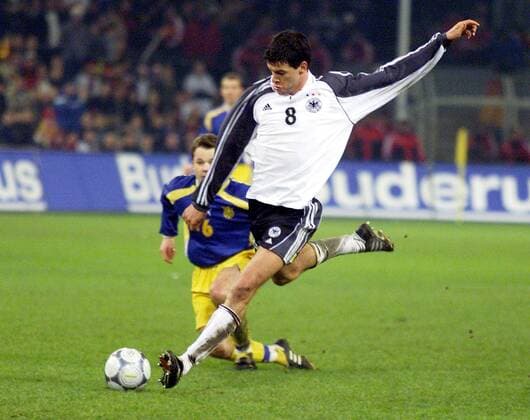 Michael Ballack (Deutschland) zieht ab Fußball Länderspiel Herren WM-Qualifikation 2001, Weltmeisterschaftsqualifikation, Relegation, Relegationsspiel Einzelbild Westfalenstadion Dortmund Dynamik,